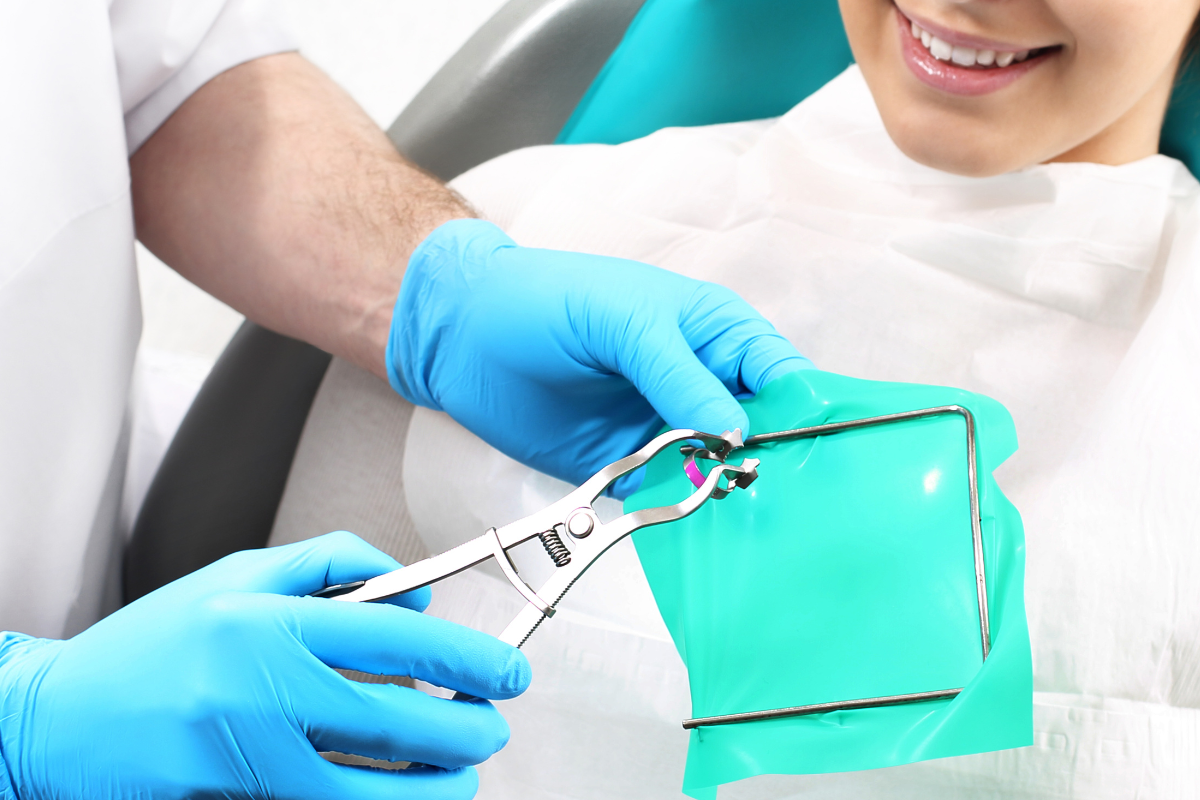 牙科治療中的橡皮障(Rubber Dam)應用:確保無菌與乾燥的關鍵步驟