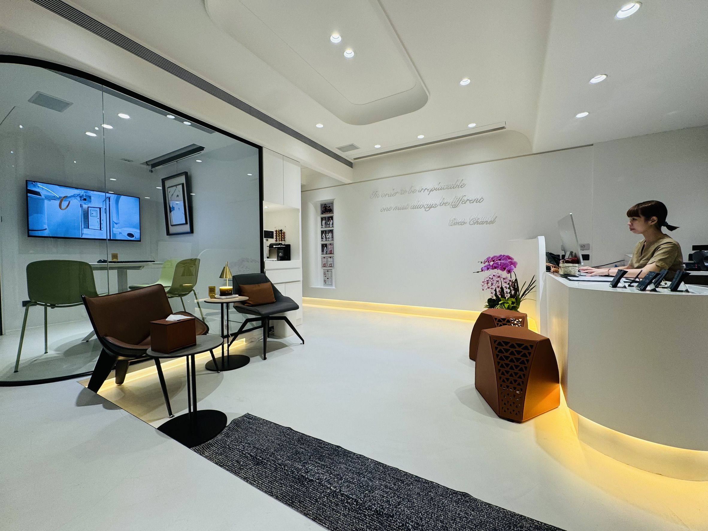 舒適與專業兼具：現代牙醫診所接待大廳