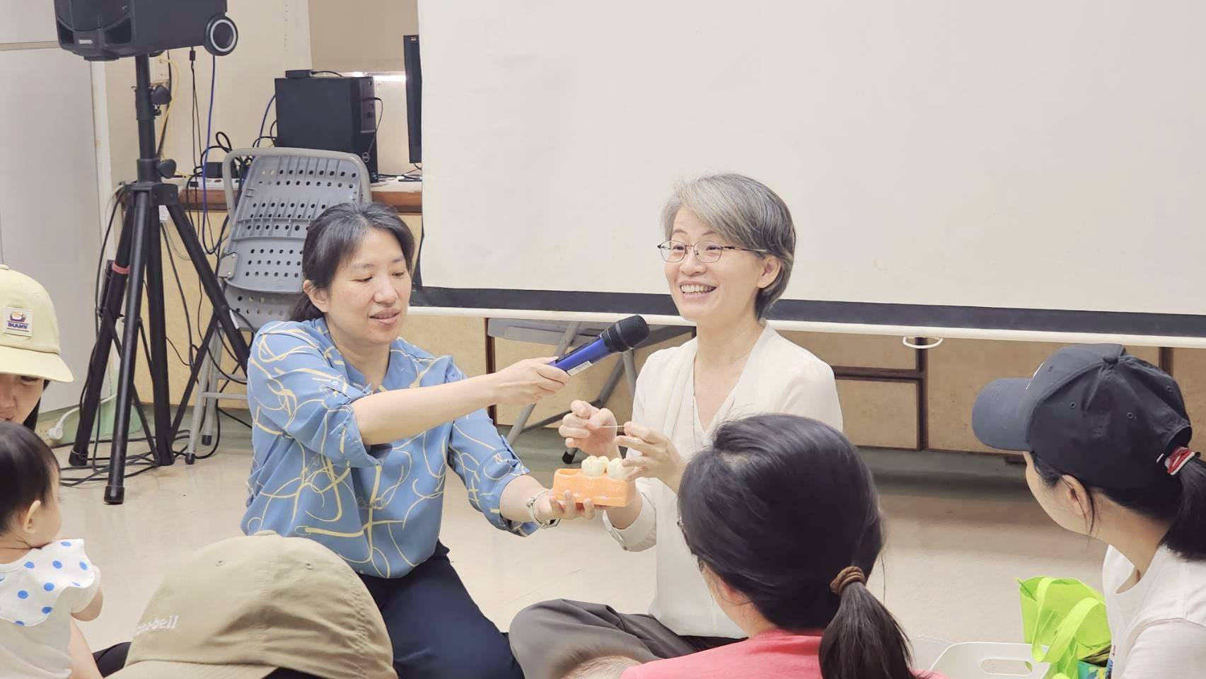 郭怡君醫師親自示範:手把手教您正確的兒童牙齒護理技巧